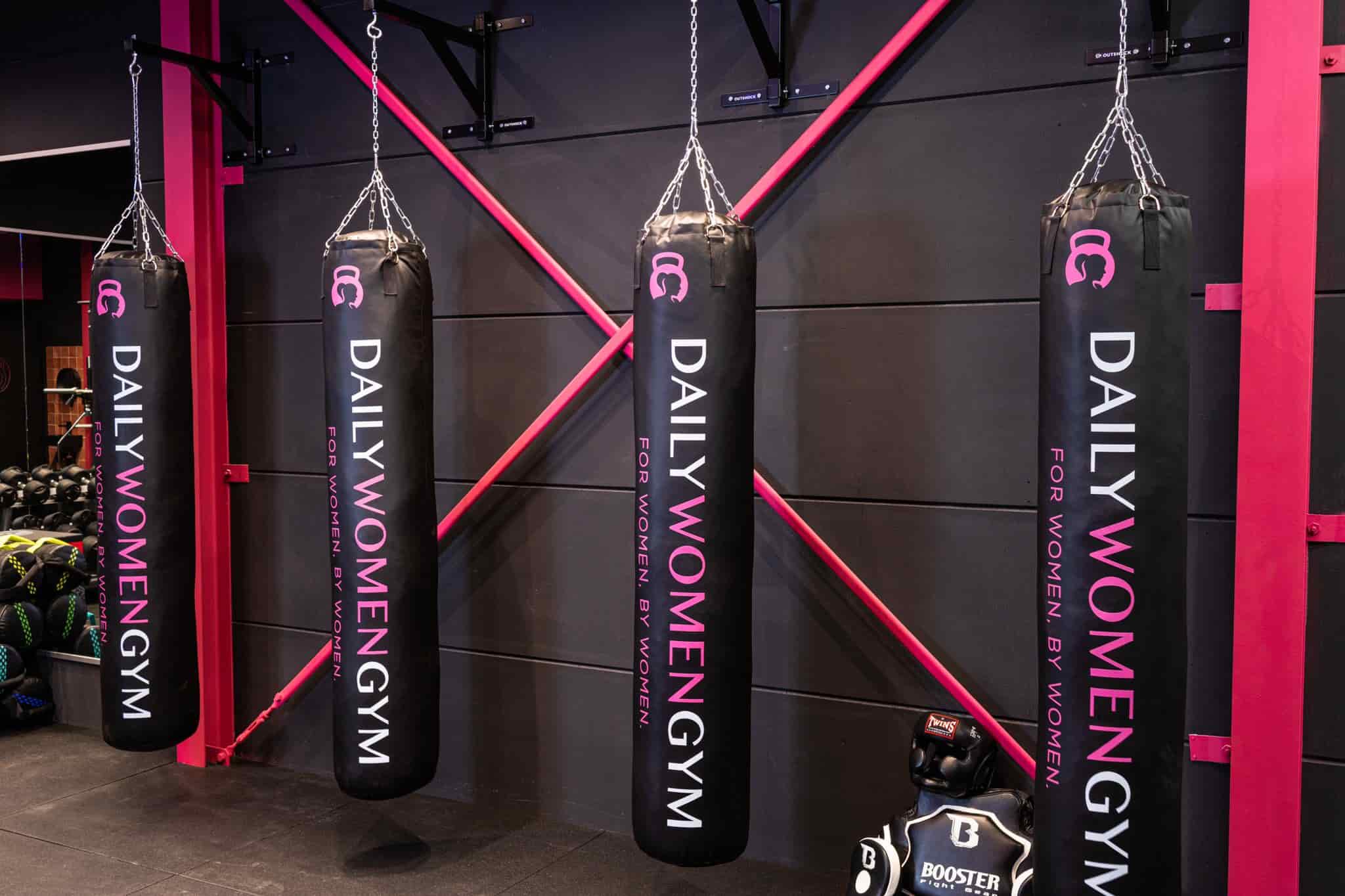 Boxing bags in de sportschool