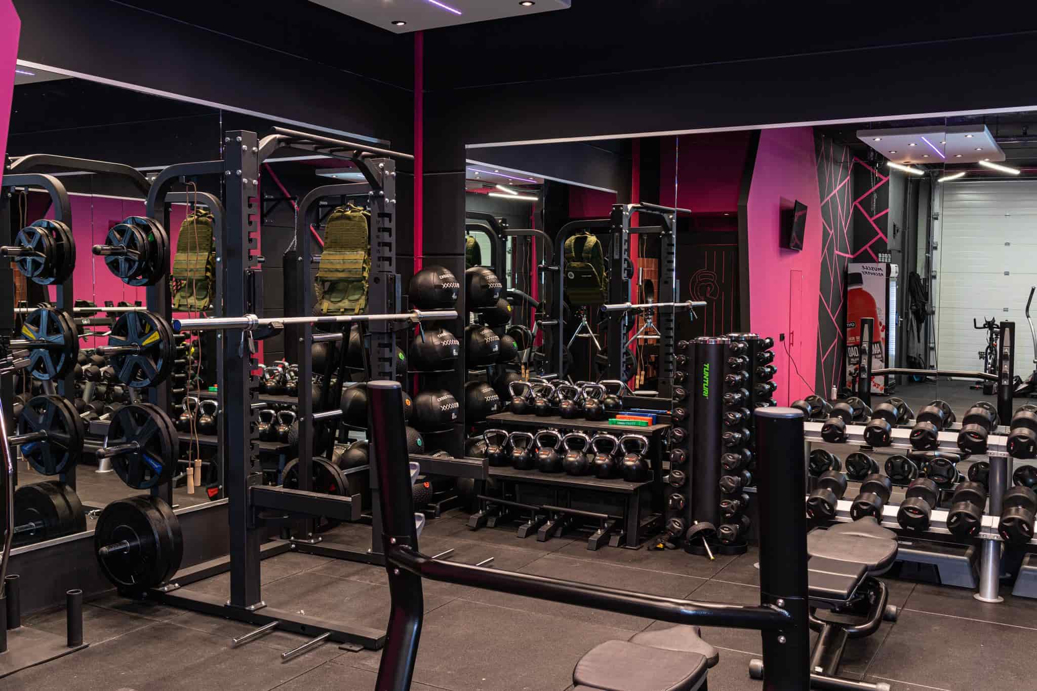 Gewichten, halters, dumbells en chest bench press in de sportschool